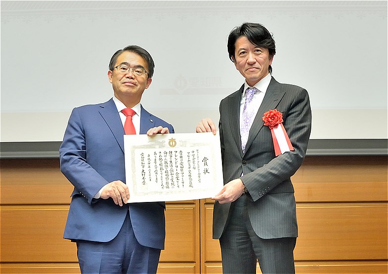写真左：大村愛知県知事、写真右：アビームシステムズ株式会社　執行役員　渡辺 寛